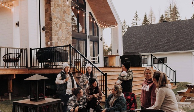 Le Chardonnay – Chalet with Private Spa, Lake Access.