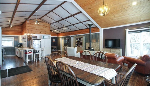 Le Duc on the Lake - Cozy waterfront Cottage