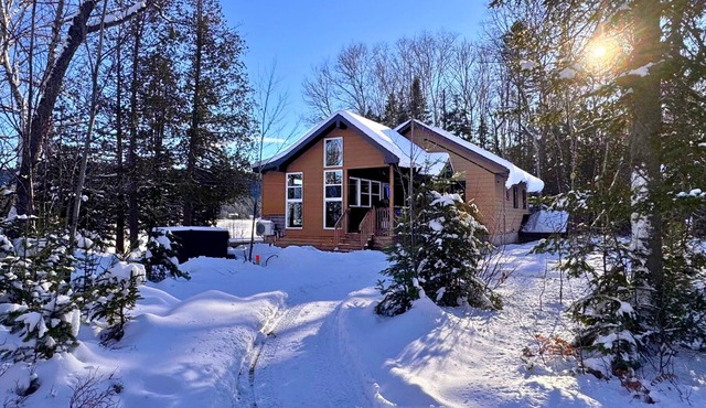 Le Huard – Cozy Fully Equipped Lakefront Chalet, Spa, Private Beach & Dock