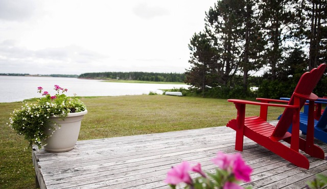 Lenrose Cottage. Waterfront in Brackley Beach. Close to National Park Beaches