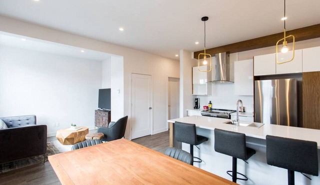 Light Filled 2 Bdr Unit in Mile End by Denstays