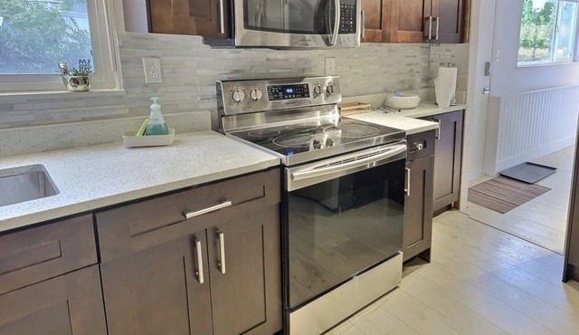 Like new Suite with full kitchen and private bath