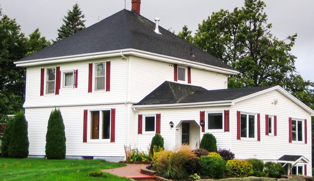 Linden Homestead: Modern King Bed B&B suite in Century Farm House