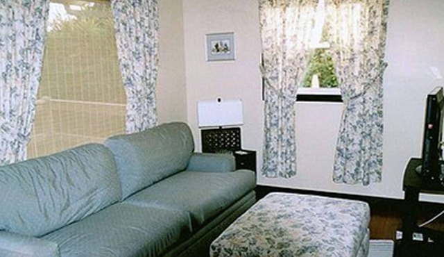 Linden Homestead: King Bed Cottage on Century Farm Property