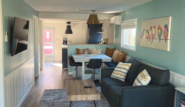 Little Blue on Second St! Cozy & close to the beach, pub, bar, and downtown!