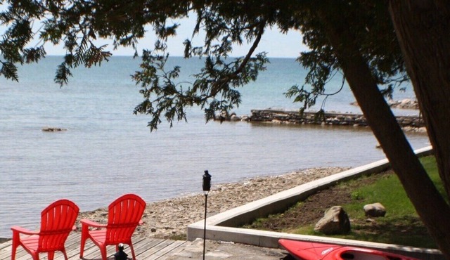 Little Point, a classic lakeside cottage