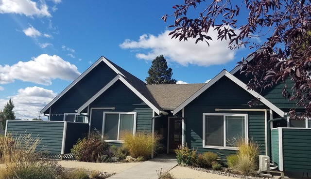 LOCATION! WALK TO DOWNTOWN AND OLD MILL - ONE BEDROOM ONE BLOCK FROM THE RIVER in Bend