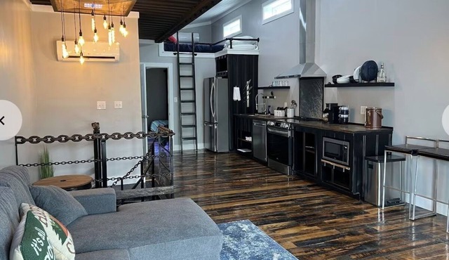 Lockridge Park - Loft unit that sleeps 6 with full kitchen, bathroom, hot tub and washer and dryer. in Lancaster