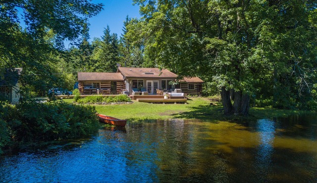 Lodge on the Muskoka|Authentic Log Cabin Escape in the Heart of Cottage Country