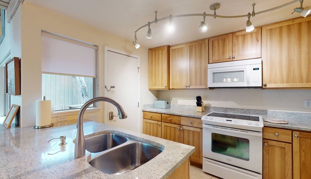 Lodge-Style Getaway with Access to The Cove in Sunriver