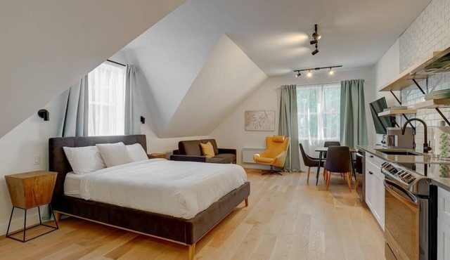 Loft at 913 Shefford