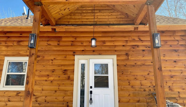 Log Cabin across from ski Wentworth, with outdoor fire pit and BBQ