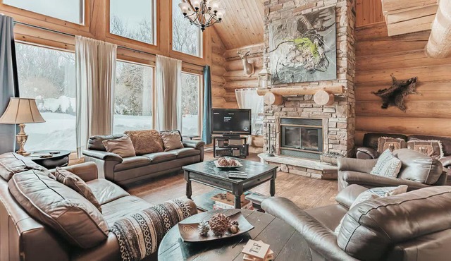Log Cabin: Heated Pool, Hot Tub & Volleyball