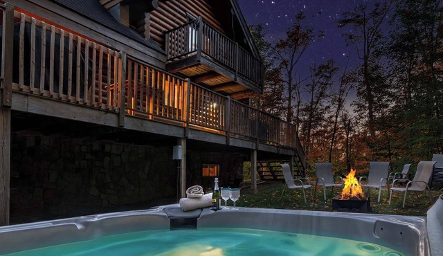 Log Cabin w Hot Tub, Beach 10m, near Tremblant