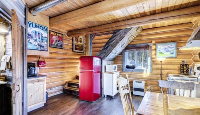 Log Cabin with Amazing Mountain & Lake Views (allergy-friendly)