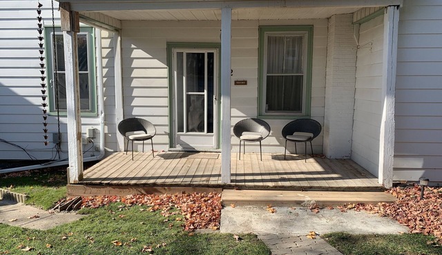 Lotus Landing: tranquil main level unit in quaint home w/fireplace, deck & yard in Newmarket