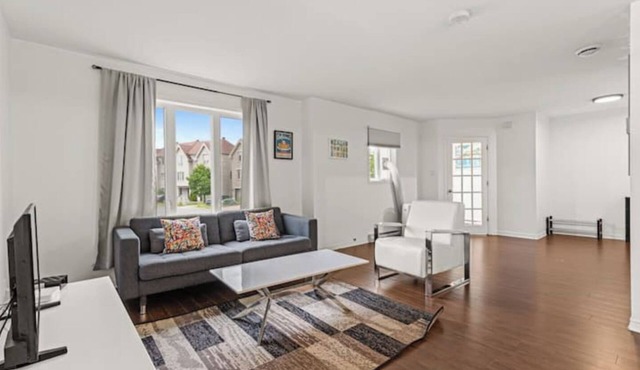 Lovely 2-bedroom Apt. in DIX30 close to DT