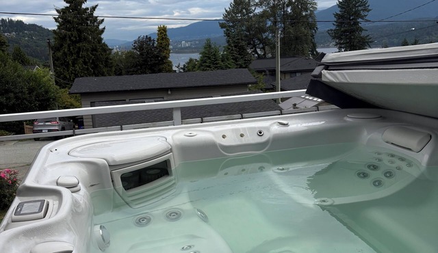 Lovely 2 bedroom with Hotub and Oceanview in Burnaby just below SFU University