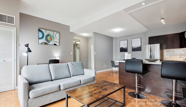 Lovely 3-BR in DT Toronto
