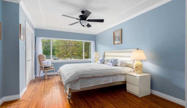 Lovely home three bedroom with free parking