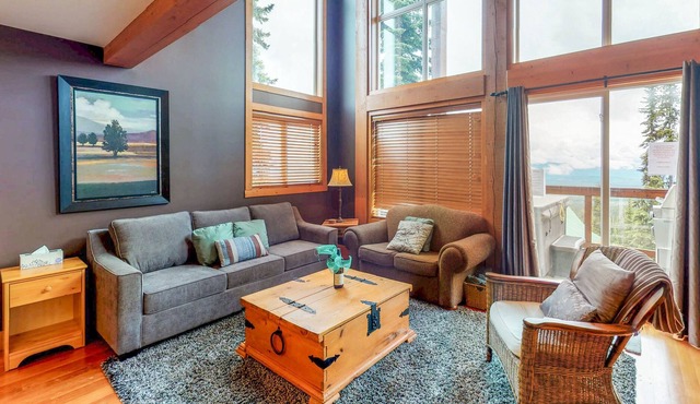 Lovely home w/ 3 Bedrooms + Loft + 2 Baths + Private Hot Tub