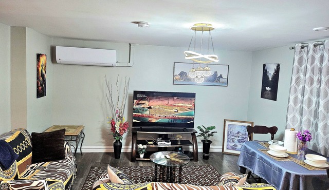 Lovely Two bedrooms 1 bathroom, it is close to the Airport, lake and park east.