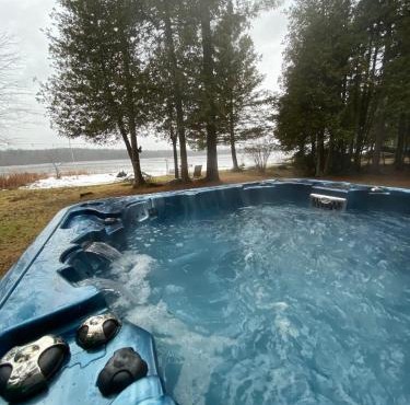 Lovely waterfront private cottage with hot tub in Kawartha Lakes