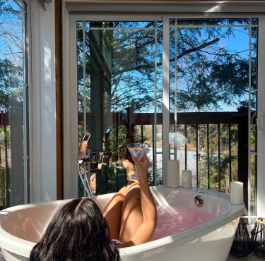 LoveNestChalet - Romantic with Private Hot Tub & Fireplace