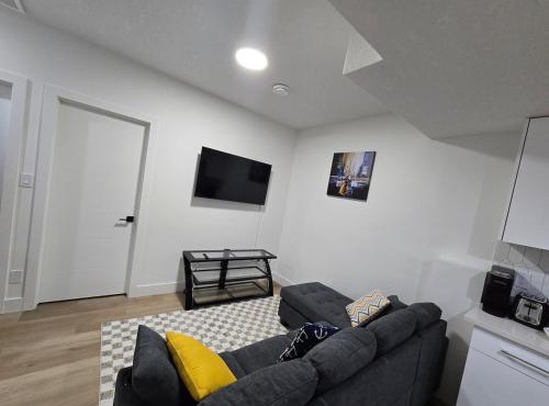 Lush 1 Bedroom house with WiFi in Edmonton
