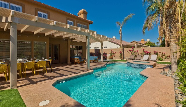 Lush Desert Living - Walking distance to Coachella in Indio