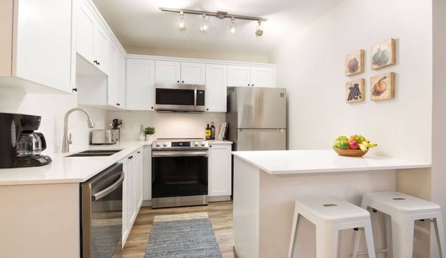 Lux 2BR Home: Hot Tub, Steps to Olympic Plaza