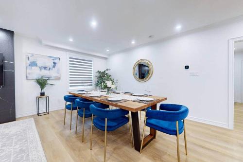 Lux 7 Bedroom Home [Near Rogers Stadium/Downsview] in Toronto