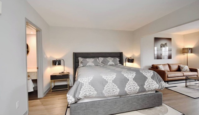 Lux Studio-King Bed with Pool on Grounds