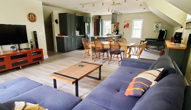 LuxAetre - Spacious renovated apartment in the heart of Knowlton