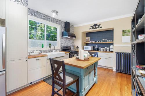 Luxe 3BR Coastal Retreat - Views, Hot Tub and BBQ