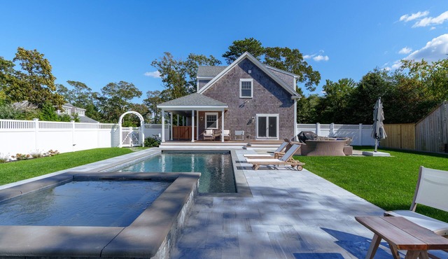 Luxe 4 Bed/4 Ensuite Bath, A/C In-Town Vineyard Haven, Gunite Pool and Spa in Vineyard Haven