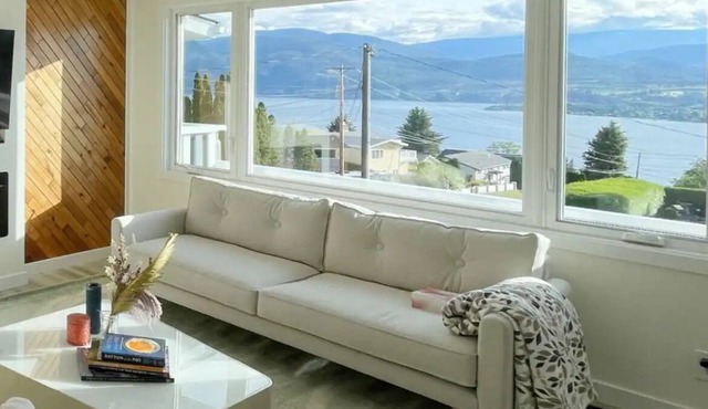 Luxe 4br Lakeview House, Steps to Wineries & KVR