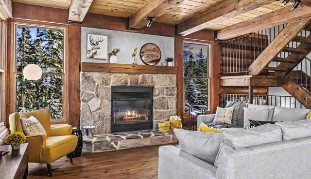 Luxe Chalet with Hot Tub & Sauna
