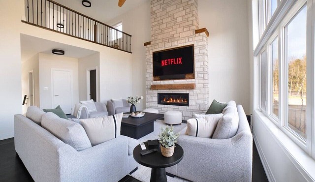 Luxe Modern Retreat - Movie Room & Hot Tub