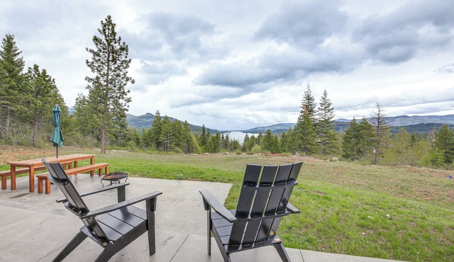 Luxe Mtn-View Escape 5 Mi to Dtwn Priest River! in Priest River