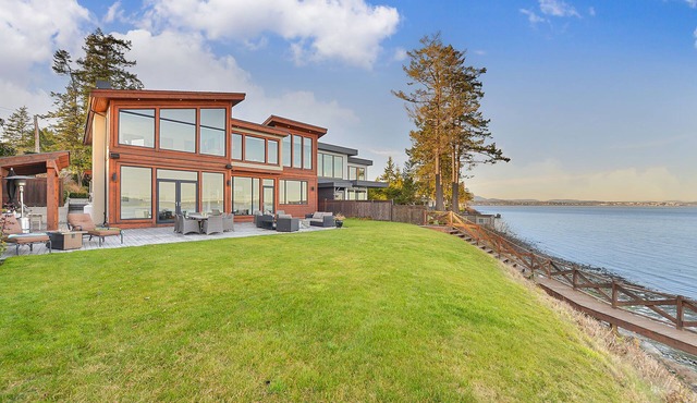 Luxurious 3 Bedroom Oceanfront Home with Spectacular Views