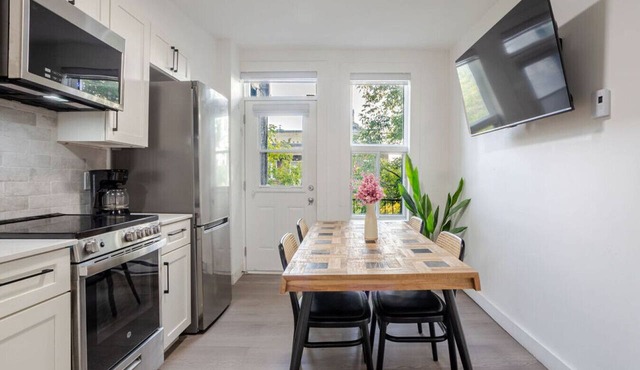 Luxurious 4BR with Sunny Deck Balcony