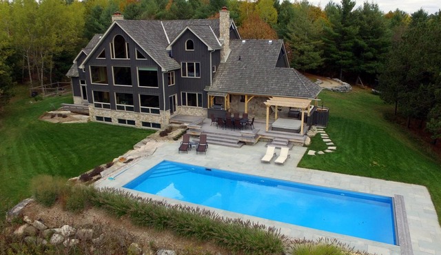 Luxurious 5 bdrm,4 bath farmhouse in Mulmur!4 Season Country Getaway!Swim & Ski!
