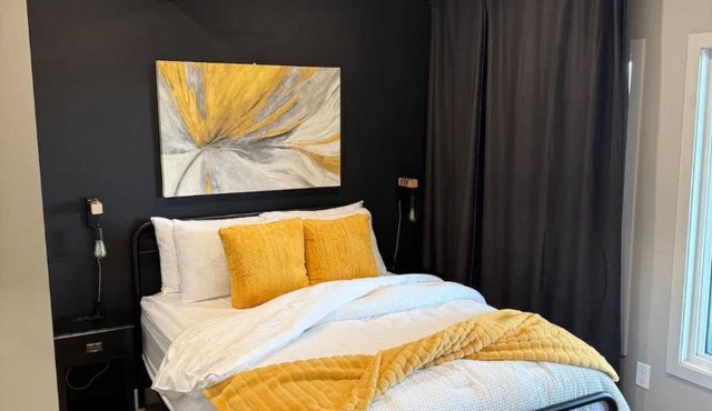 Luxurious and Cozy 1 Bedroom Basement Suite Patio