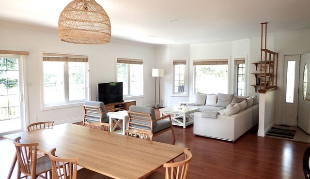 Luxurious Getaway - Near Sandbanks and Wineries