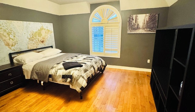 Luxurious House - 4 Bedrooms, 1 King, 3 Queen, 1 Singe bed Near Airport sq1