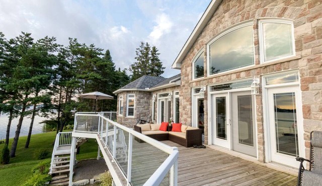 Luxurious Lakefront Vacation Rental for Large Groups near Port Perry in Ontario