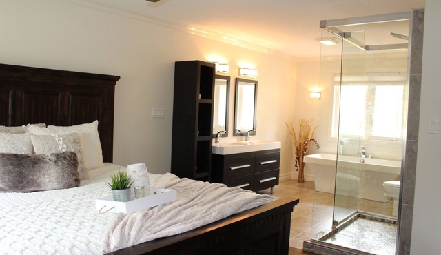 Luxurious Lakefront Home - Sleeps 12