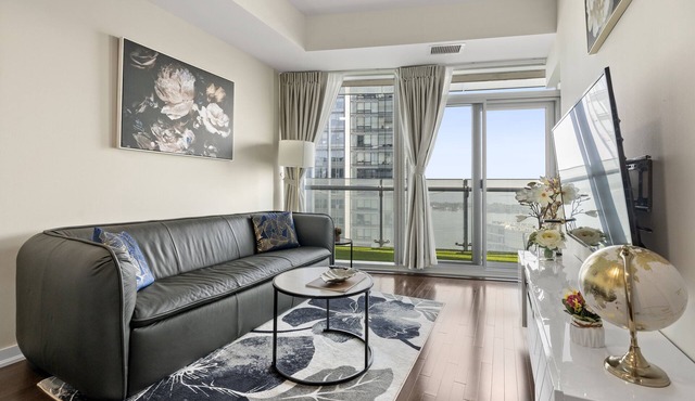 Luxurious lakeview condo near Scotiabank Arena with parking