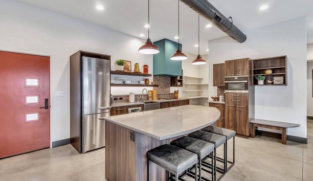 Luxurious, Modern 1 King Bed Downtown Star Studio in Star